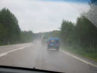 Glada gossar p� v�g till ett soligt Kongo. Klicka f�r att f�rstora!