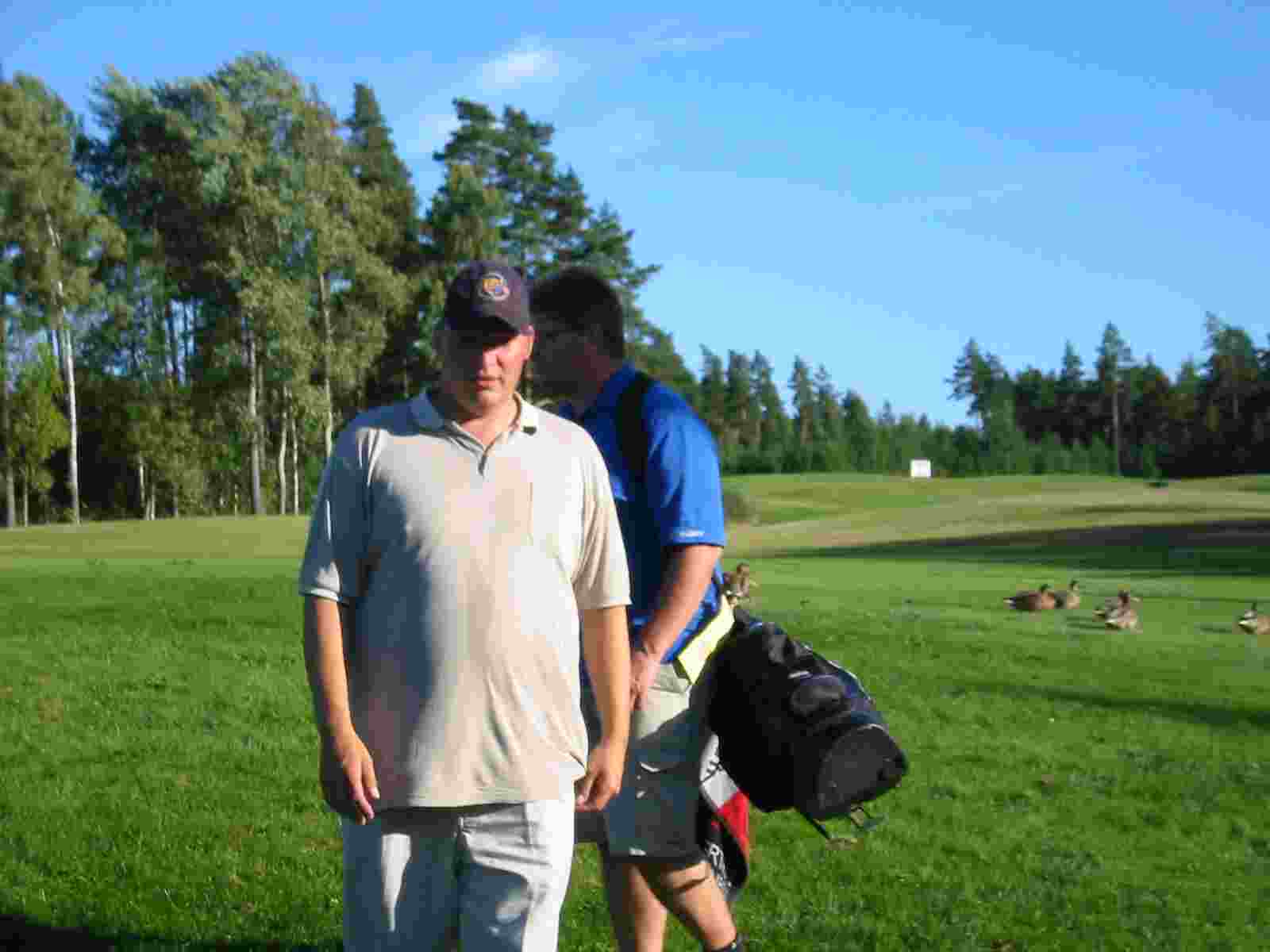 Uffe jublar �ver segern. Klicka f�r att f�rstora!