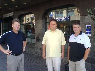 F�rv�ntansfulla grabbar p� v�g till match. Klicka f�r att f�rstora!