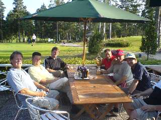 Stolta segrare och dystra loosers. Klicka f�r att f�rstora!