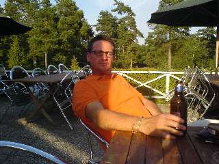 Micke verkar r�tt s� n�jd med livet iallafall. Klicka f�r att f�rstora!