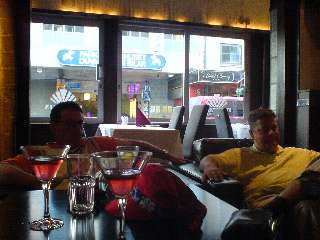 Relax i hotellbaren efter match. Klicka f�r att f�rstora!