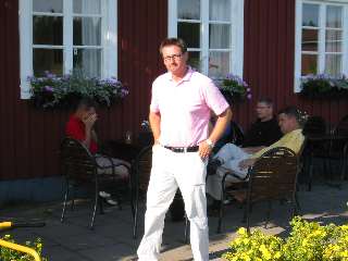 Micke spatserar vidare mot nya dj�rva m�l. Klicka f�r att f�rstora!