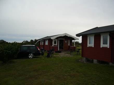 I dessa sm� stugor �vernattade vi p� Gr�nh�gens golfbana. Klicka f�r att f�rstora!