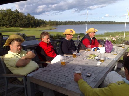 K�cka gossar p� Gr�nh�gens 2a tee. Klicka f�r att f�rstora!
