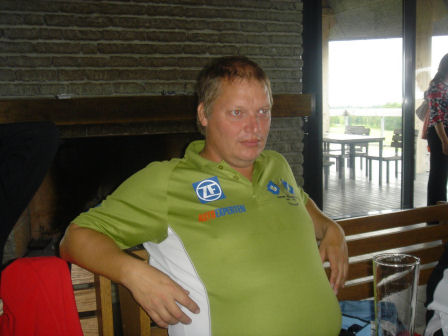 K�cka gossar p� lokal. Klicka f�r att f�rstora!