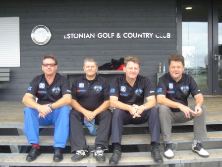 K�cka gossar p� Gr�nh�gens 2a tee. Klicka f�r att f�rstora!