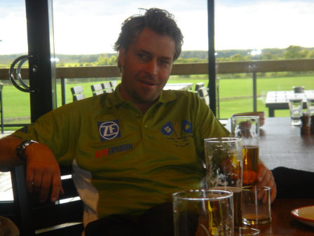 K�cka gossar p� Gr�nh�gens 2a tee. Klicka f�r att f�rstora!