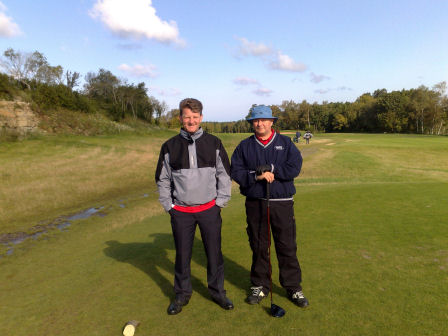 K�cka gossar p� Gr�nh�gens 2a tee. Klicka f�r att f�rstora!