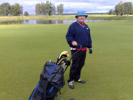 K�cka gossar p� Gr�nh�gens 2a tee. Klicka f�r att f�rstora!