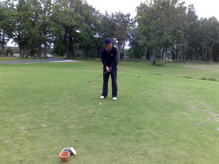 K�cka gossar p� Gr�nh�gens 2a tee. Klicka f�r att f�rstora!