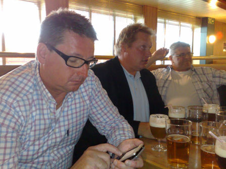 K�cka gossar p� Gr�nh�gens 2a tee. Klicka f�r att f�rstora!