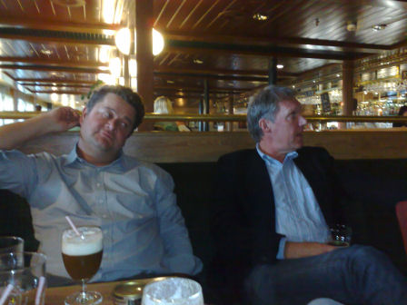 K�cka gossar p� Gr�nh�gens 2a tee. Klicka f�r att f�rstora!