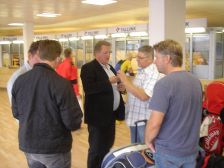 K�cka gossar p� Gr�nh�gens 2a tee. Klicka f�r att f�rstora!