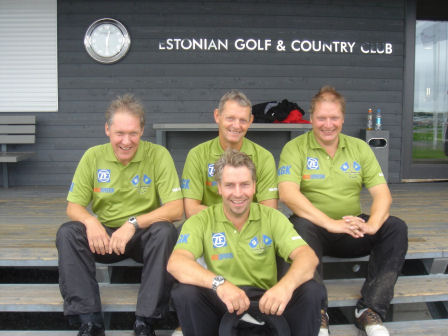 K�cka gossar p� Gr�nh�gens 2a tee. Klicka f�r att f�rstora!