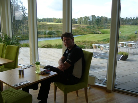 K�cka gossar p� Gr�nh�gens range. Vi h�ller ihop i v�tt och torrt. Klicka f�r att f�rstora!