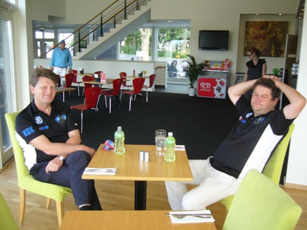 Ska vi sitta h�r hela dagen och v�nta p� en golfbil? Klicka f�r att f�rstora!
